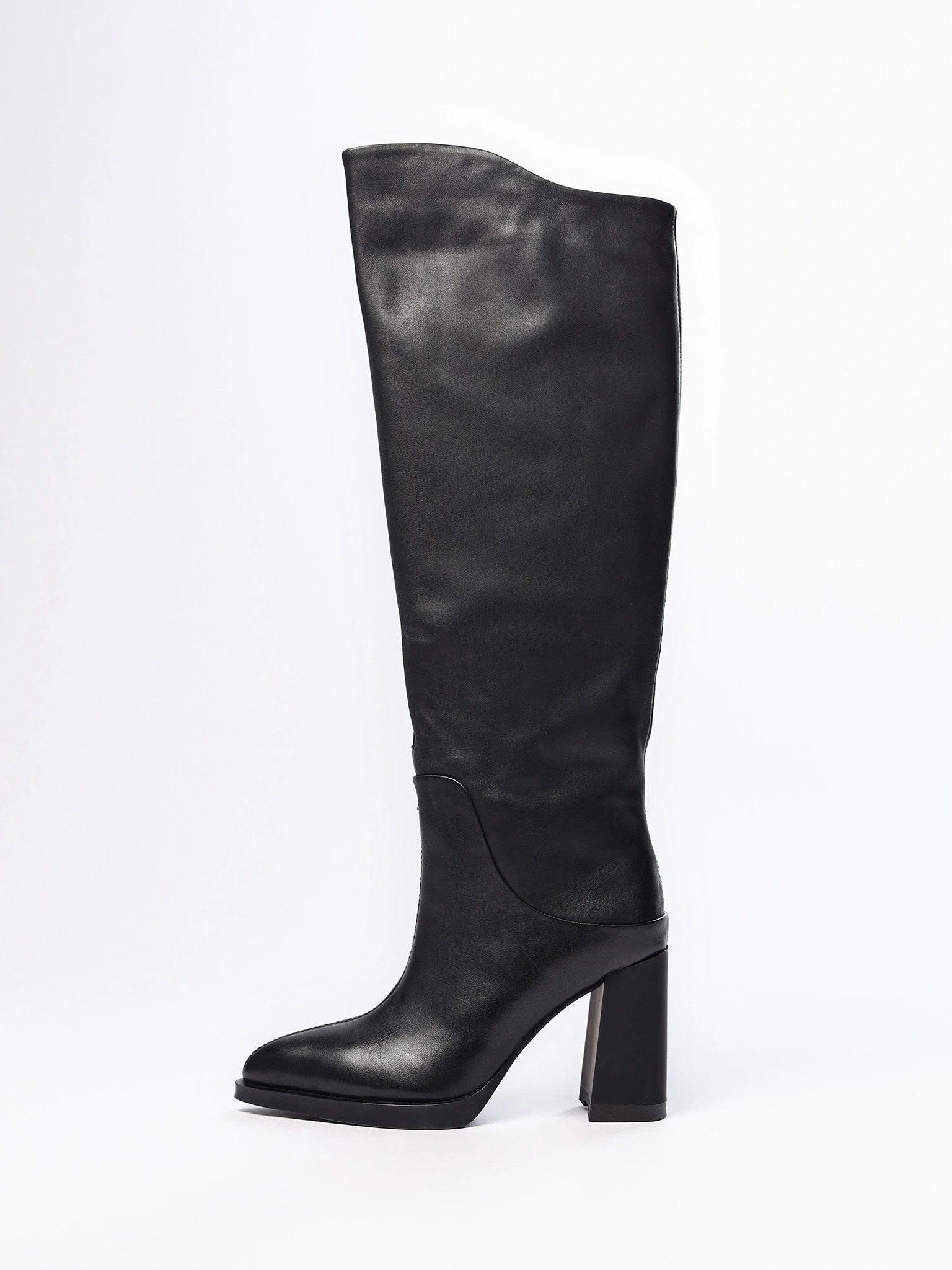 Сапоги черного цвета на высоком каблуке